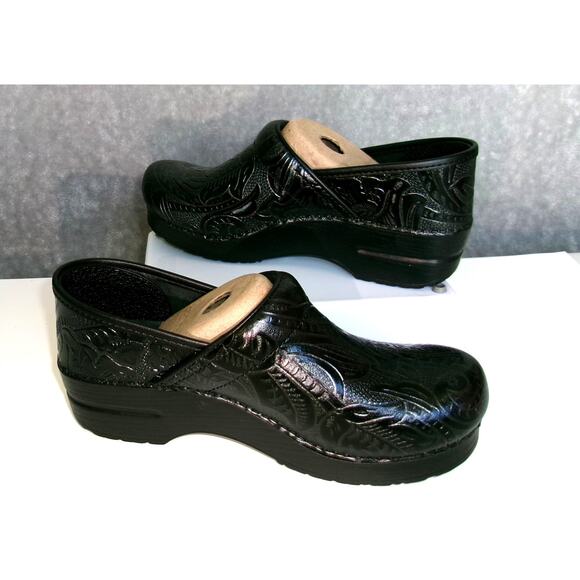 NIB Dansko Tooled Leather Nursing Clogs Black EU 37 US 6.5-7 - Picture 1 of 10